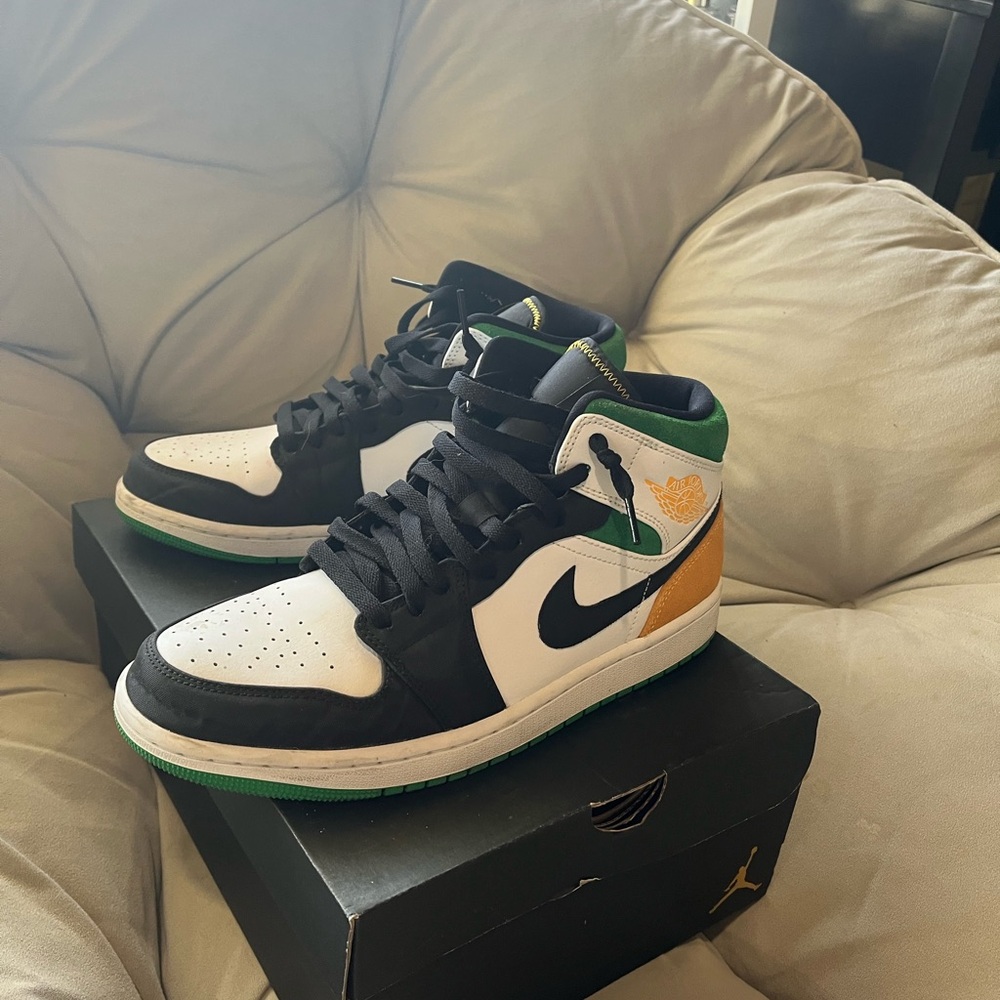 Jordan 1s - Green, gold, black and white mens 9.5 shoes